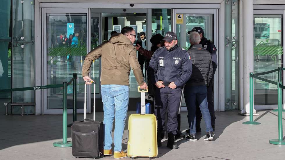 Polícias da PSP revistam passageiros à entrada do Aeroporto Humberto Delgado, Lisboa, 21 de janeiro de 2020. Elementos da PSP e da GNR realizam hoje protestos em simultâneo em Braga, Lisboa e Faro, numa ação convocada pelos sindicatos, enquanto o Movimento Zero (M0) inicia uma vigília nos aeroportos portugueses.  JOÃO RELVAS/LUSA