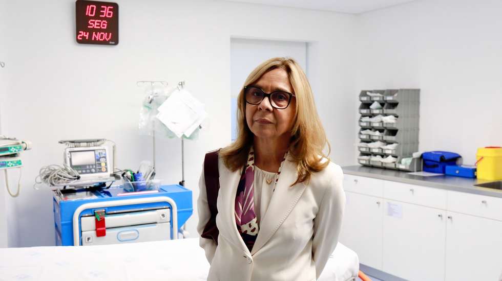 A ministra da Saúde, Ana Paula Martins, durante a visita à Unidade Local de Saúde da Guarda no Hospital Sousa Martins, 24 de novembro de 2025.  MIGUEL PEREIRA DA SILVA/LUSA