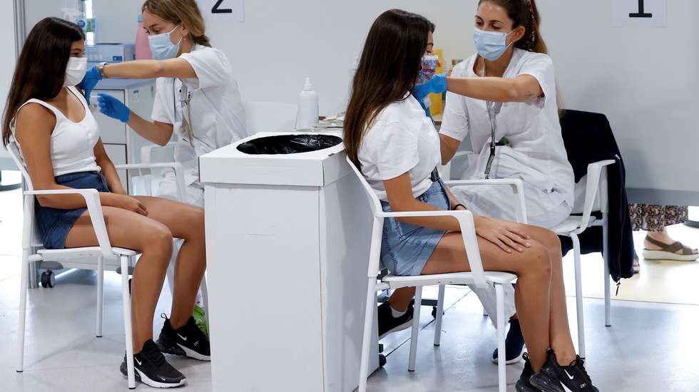 epaselect epa09409459 Two teenagers receive doses of a vaccine against COVID-19 at a hospital in Madrid, Spain, 11 August 2021. Madrid begins to vaccinate children over 12 years old, a measure that is already started in other Spanish regions.  EPA/CHEMA MOYA