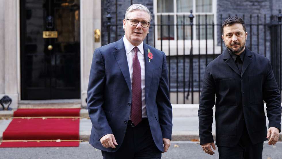 epa12478776 Ukraine's President Volodymyr Zelensky (R) and British Prime Minister Keir Starmer (L) leave Downing Street, London, Britain, 24 October 2025. The two leaders will be attending a 'Coalition of the Willing' meeting on military support for Ukraine attended by Western leaders in person and virtually.  EPA/TOLGA AKMEN