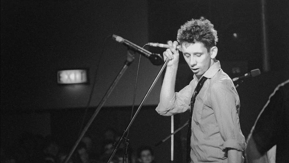 "Pote de Ouro – Mais uma Rodada com Shane MacGowan" segue o homem no seu caleidoscópio e traça ainda o retrato de um tempo e de um modo marcado pelo conflito e pelo escape, pela religião e pela rebelião, pela mágoa e pela redenção
