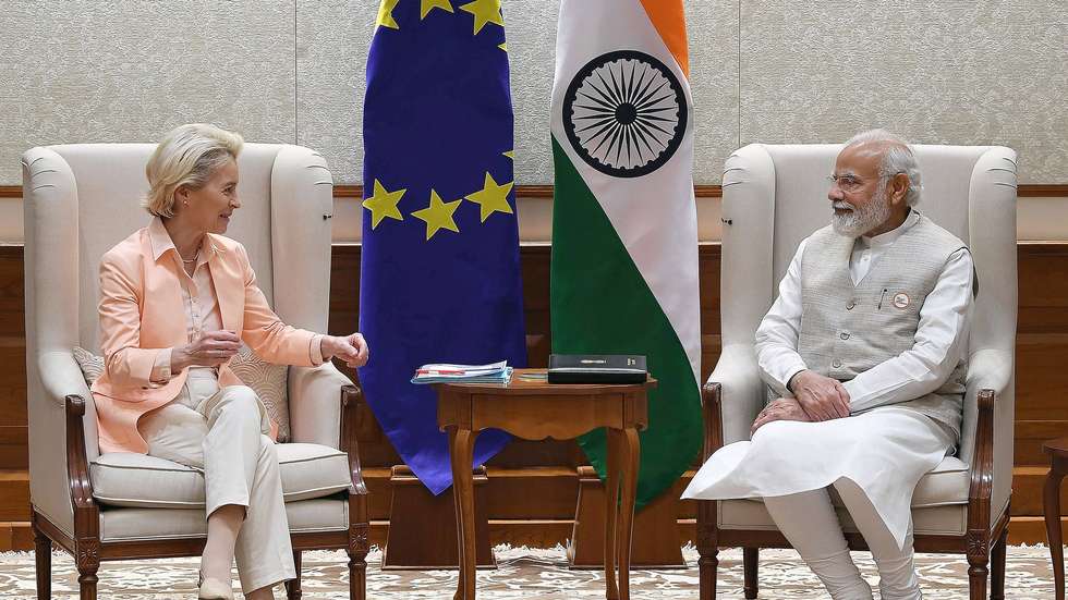 epa09907837 A handout photo made available by the Indian Press Information Bureau (PIB) shows Indian prime minister Narendra Modi (R) with European Commission President Ursula von der Leyen during a meeting in New Delhi, India, 25 April 2022. Ursula von der Leyen is on her two days official visit to India.  EPA/INDIAN PRESS INFORMATION BUREAU HANDOUT  ONLY FOR EDITORIAL USE / NO SALE /INDIA PRESS INFORMATION BUREAU HANDOUT EDITORIAL USE ONLY/NO SALES