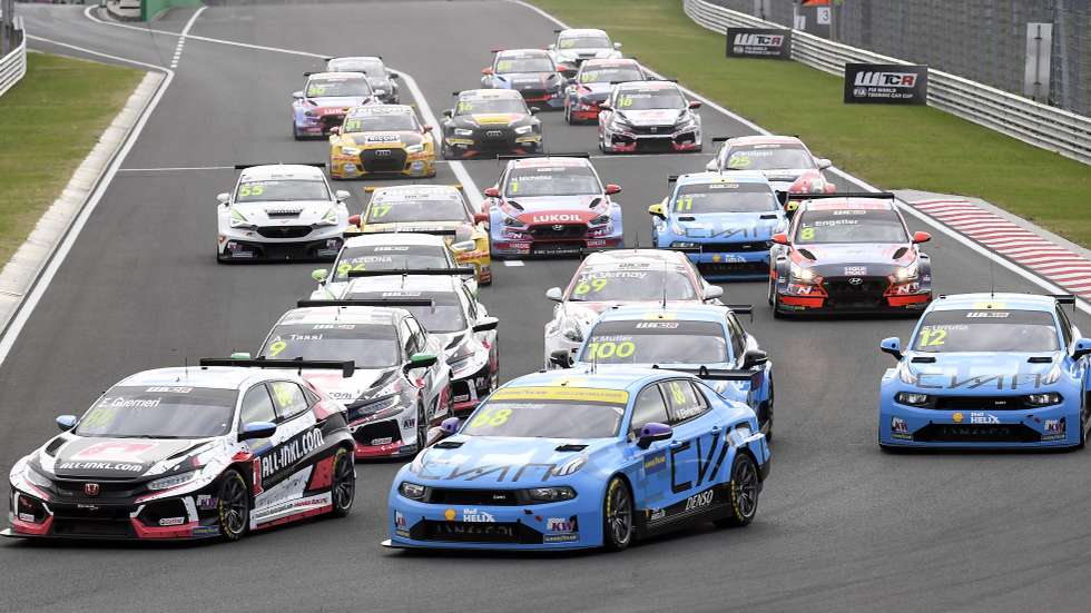 epa08754897 Argentinian Esteban Guerrieri (L) of ALL-INKL.DE Muennich Motorsport in his Honda Civic TCR after the start of race one of Race of Hungary of World Touring Car Cup (WTCR) on the Hungaroring circuit in Mogyorod, Hungary, 18 October 2020. Guerrieri won the race.  EPA/TAMAS KOVACS HUNGARY OUT