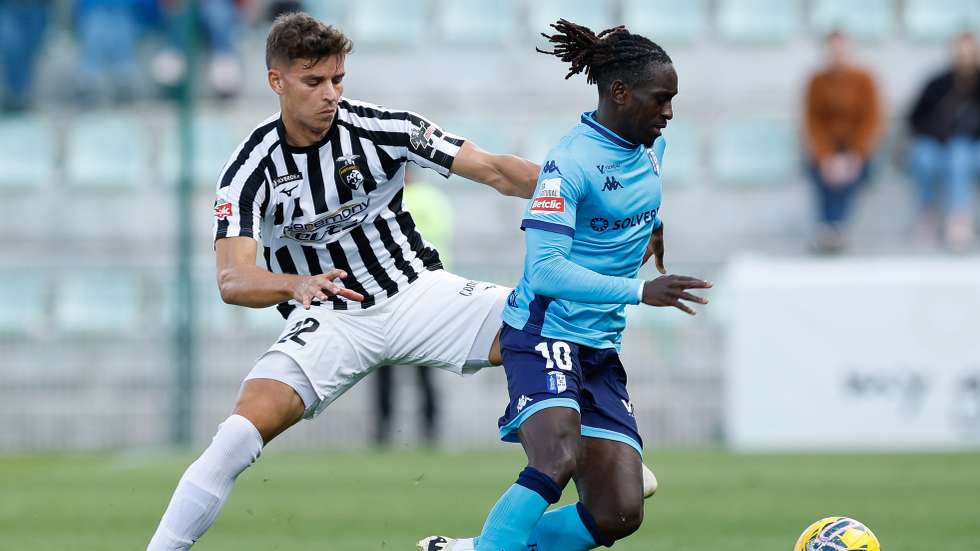O jogador do Portimonense, Filipe Relvas (E), disputa a bola com o jogador do Vizela, Domingos Quina, durante o jogo a contar para a I Liga de Futebol realizado no estádio do Portimonense, Portimão, 03 de março de 2024. LUÍS FORRA/LUSA