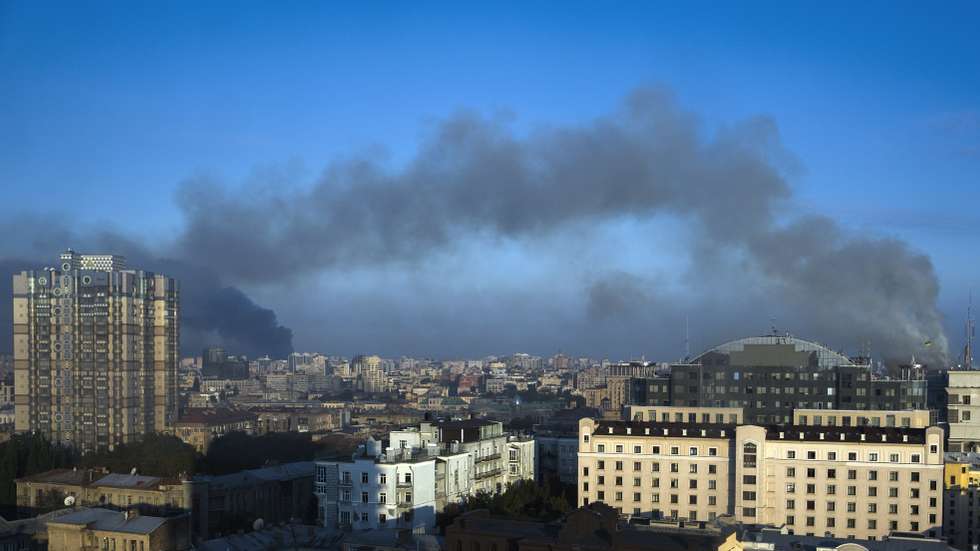 epa12359133 Smoke billows over the city after Russian strikes hit central Kyiv, Ukraine, 07 September 2025, amid the Russian invasion. At least two people were killed, including a child, and dozens were injured after Russian forces launched an overnight attack over Ukraine with more than 800 drones and 13 missiles, according to the State Emergency Service of Ukraine.  EPA/SERGEY DOLZHENKO
