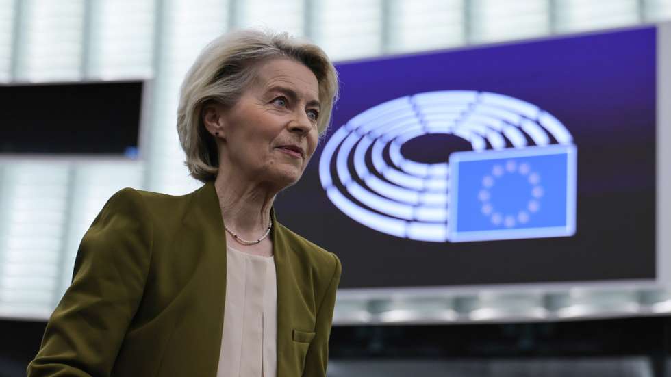 epa12549396 European Commission President Ursula von der Leyen arrives for a debate on 'EU position on the proposed plan and EU engagement towards a just and lasting peace for Ukraine' at the European Parliament in Strasbourg, France, 26 November 2025. The current plenary session runs from 24 until 27 November 2025.  EPA/RONALD WITTEK