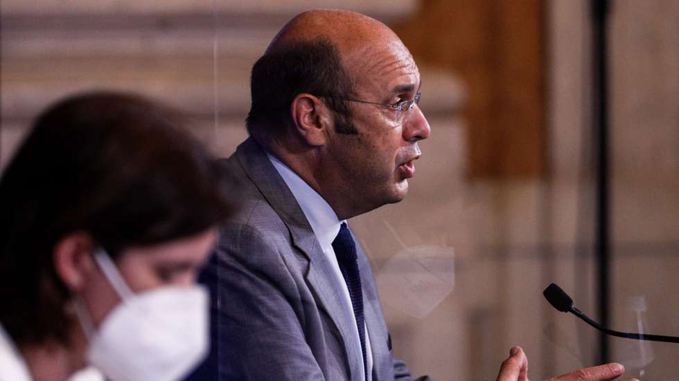 O ministro de Estado, da Economia e da Transição Digital, Siza Vieira, e a ministra da Presidência e da Modernização Administrativa, Mariana Vieira da Silva (E), durante a conferência de imprensa no final da reunião do Conselho de Ministros, que decorreu no Palácio da Ajuda, em Lisboa, 08 de julho de 2021. ANTÓNIO COTRIM/LUSA