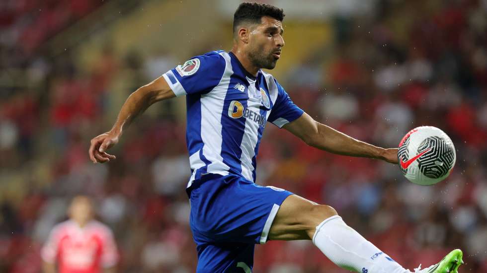 epa10792397 FC PortoÂ´s Mehdi Taremi in action during the Portuguese Candido de Oliveira Super Cup soccer match between Benfica and FC Porto in Aveiro, Portugal, 09 August 2023.  EPA/ESTELA SILVA