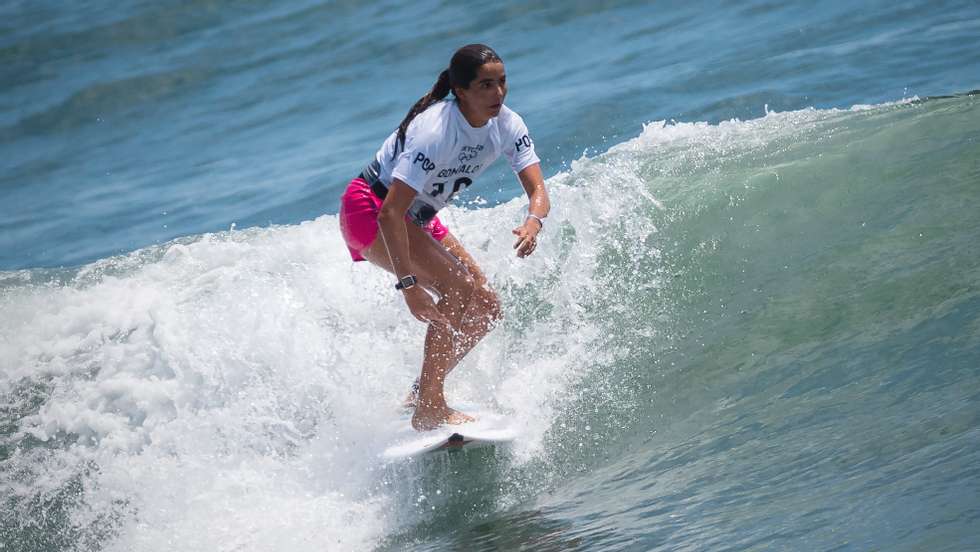 A portuguesa Teresa Bonvalot em ação na primeira ronda do surf olímpico de Tóquio2020, na praia de Tsurigasaki, em Chiba, a cerca de 100 quilómetros de Tóquio, Japão, 25 de julho de 2021. JOSÉ COELHO/LUSA