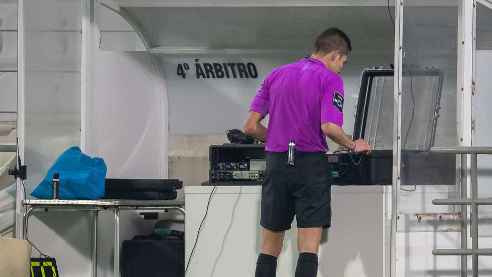 O árbitro Iancu Vasilica consulta o vídeo árbrito (VAR) durante o jogo da Primeira Liga de Futebol, 11.ª jornada entre o Moreirense e o Santa Clara disputado no Estadio Comendador Joaquim de Almeida Freitas, em Moreira de Conegos, 29 de Dezembro de 2020.  RUI MANUEL FARINHA/LUSA