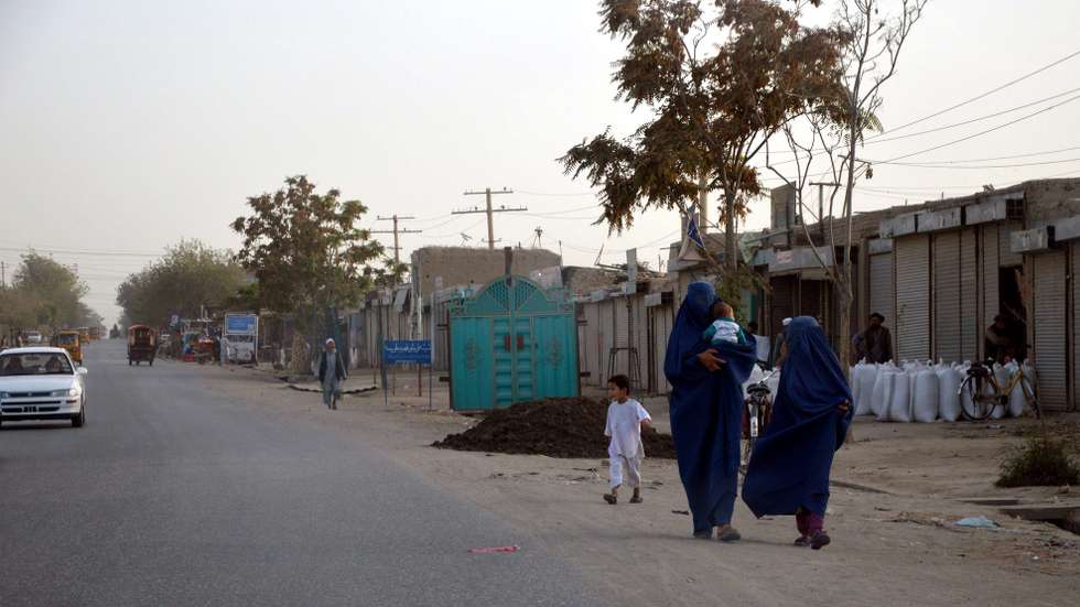 epa04976393 Afghan women pass through a bazar as daily life activities resume following the recapture of Kunduz by Afghan security forces, in Kunduz, Afghanistan, 13 October 2015. Several days after Afghanistan's government announced the retaking of Kunduz city by security forces, the Taliban said it has withdrawn its militants from the city.  EPA/JAWED KARGAR