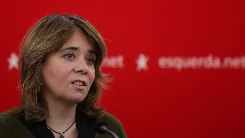 A coordenadora do Bloco de Esquerda (BE), Catarina Martins, fala numa conferência de imprensa para apresentação das conclusões da reunião online da Mesa Nacional, na sede do partido em Lisboa, 30 de janeiro de 2021. TIAGO PETINGA/LUSA