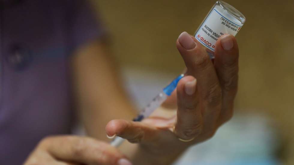 Uma enfermeira prepara uma dose da vacina da Moderna no Centro de Vacinação do Seixal, 7 de abril de 2021. MIGUEL A. LOPES/LUSA