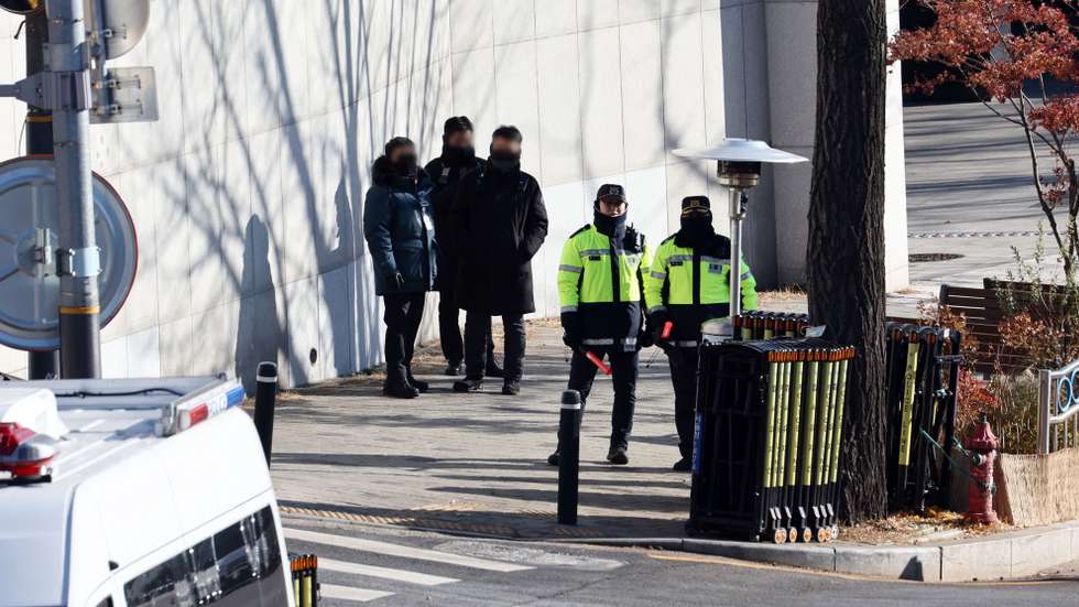 epa11789238 Police officers stand guard outside South Korean President Yoon Suk Yeol's residence in central Seoul, South Korea, 22 December 2024.  EPA/YONHAP SOUTH KOREA OUT