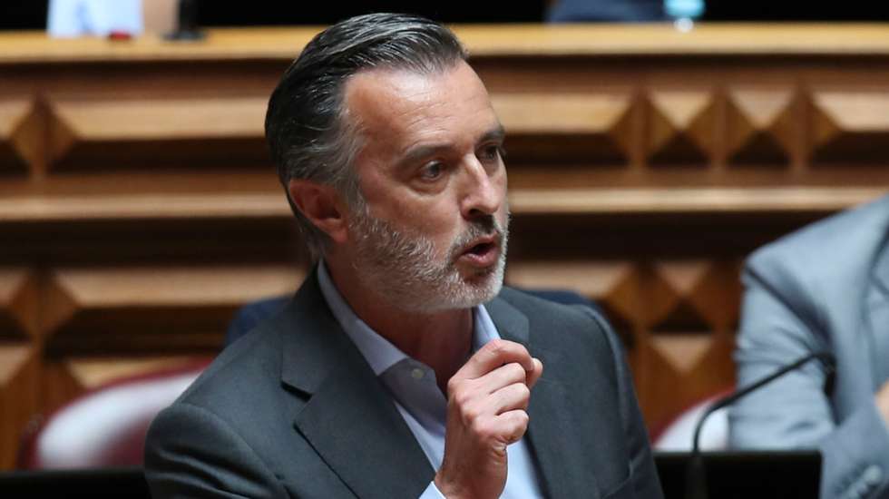 O deputado da Iniciativa Liberal (IL), João Cotrim de Figueiredo, intervém durante o debate da Moção de censura ao governo, apresentada pelo Chega, que decorreu na Assembleia da República, com a presença do primeiro-ministro, António Costa (ausente na foto), em Lisboa, 06 de julho de 2022. ANTÓNIO COTRIM/LUSA