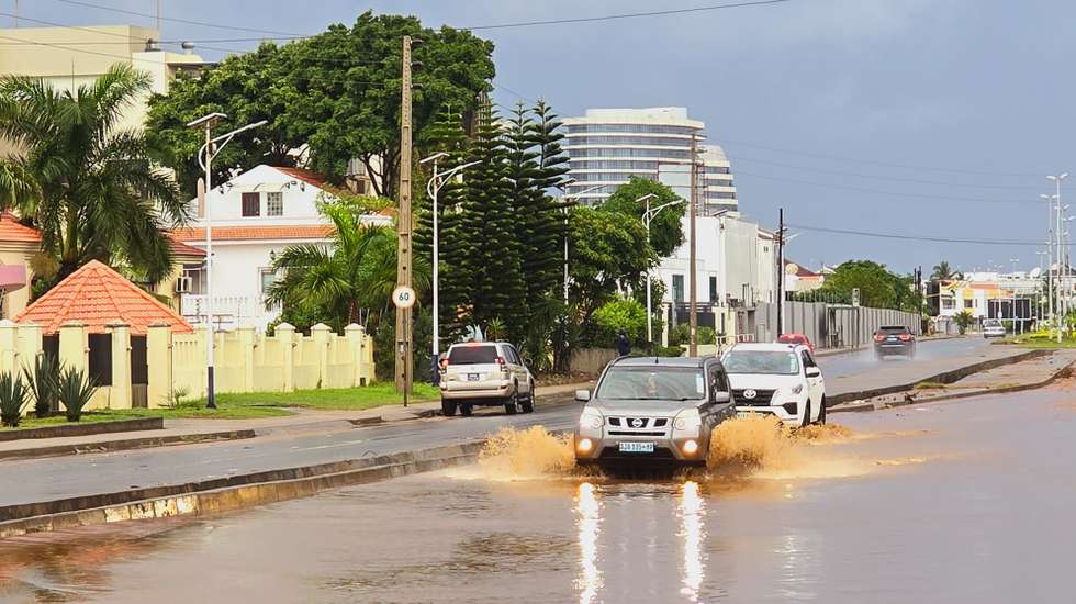 A província de Maputo está, desde a madrugada deste domingo, sob chuva intensa, com a baixa da cidade capital e diversos bairros alagados, prevendo-se que o mau tempo continue até terça-feira, Maputo, Moçambique, 24 de março de 2024.  PAULO JULIÃO/LUSA