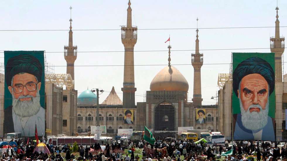epa06014086 (FILE) - Thousands of Iranians loyal to the Iranian estabslihment attend a ceremony in the Khomeini mausoleum in south Teheran, Iran, 04 June 2005 (reissued 07 June 2017). A shooting and a suicide bombing inside Khomeini's mausoleum left at least four injured and one dead, according to local media. At least one person was reportedly injured after at least one gunmen opened fire inside the parliament, local media reported. It is unclear whether both incidents are still ongoing. One of the gunmen was said to have been apprehended.  EPA/ABEDIN TAHERKENAREH