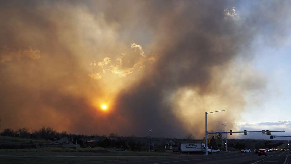 epaselect epa09660972 Smoke rising from grass fires near Boulder, Colorado shroud the sun as seen from 119th Street in Lafayette, Colorado, USA, 30 December 2021. Officials have ordered the evacuation of two towns ahead of the fires reportedly started by downed power lines in extremely strong winds.  EPA/RAY STUBBLEBINE
