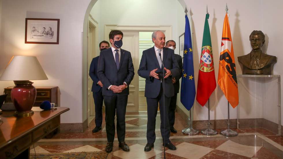 O presidente do Partido Social Democrata (PSD), Rui Rio (D), e o presidente do CDS-PP, Francisco Rodrigues dos Santos, falam aos jornalistas em conferência de imprensa conjunta após uma reunião realizada  na sede nacional do PSD, em Lisboa, 27 de janeiro de 2021.  MANUEL DE ALMEIDA/LUSA
