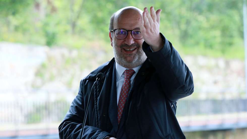 Ministro do Ambiente e da Ação Climática, João Pedro Matos Fernandes, discursa durante a visita inaugural à requalificação da frente fluvial do rio Douro junto ao Cais do Esteiro, Vila Nova de Gaia, 15 de maio de 2021. ESTELA SILVA/LUSA