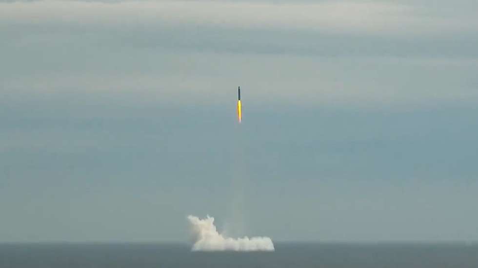 epa12981506 A still image taken from a handout video made available by the Press Service of the Russian Ministry of Defence on 21 May 2026 shows the launch of a Sineva ballistic missile from a submarine during drills of nuclear forces at an undisclosed location. The launch marked the final phase of a four-day joint military exercise conducted by Russia and Belarus from 18 to 21 May 2026.  EPA/RUSSIAN DEFENCE MINISTRY PRESS SERVICE HANDOUT -- BEST QUALITY AVAILABLE -- MANDATORY CREDIT --HANDOUT EDITORIAL USE ONLY/NO SALES