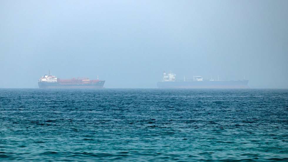 epa13125319 Cargo vessels are seen at one end of the Strait of Hormuz near the coast of Dibba Al Fujairah, United Arab Emirates, 21 July 2026.  EPA/STRINGER