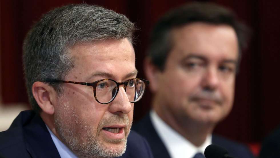 O presidente da Câmara Municipal de Lisboa (CML), Carlos Moedas (E), acompanhado pelo diretor da IFEMA Madrid, Eduardo López-Puertas, intervém durante uma conferência de imprensa de apresentação da 5.ª Feira Internacional de Arte Contemporânea - ARCOlisboa 2022 no Salão Nobre dos Paços do Concelho, em Lisboa, 12 de maio de 2022. Com a participação de 65 galerias de 14 países, a ARCOlisboa realiza-se entre 19 e 22 de maio, na Cordoaria Nacional, sendo uma vez mais o ponto de encontro entre colecionadores, galeristas, artistas e profissionais de arte de todo o mundo. ANTÓNIO PEDRO SANTOS/LUSA