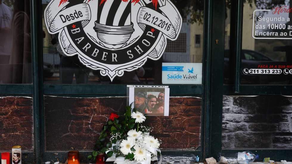Flores e velas foram colocadas à porta da barbearia localizada na Rua Henrique Barrilaro Ruas, onde ontem morreram dois homens e uma mulher na sequência de um tiroteio, Lisboa, 03 de outubro de 2024. ANTÓNIO PEDRO SANTOS/LUSA