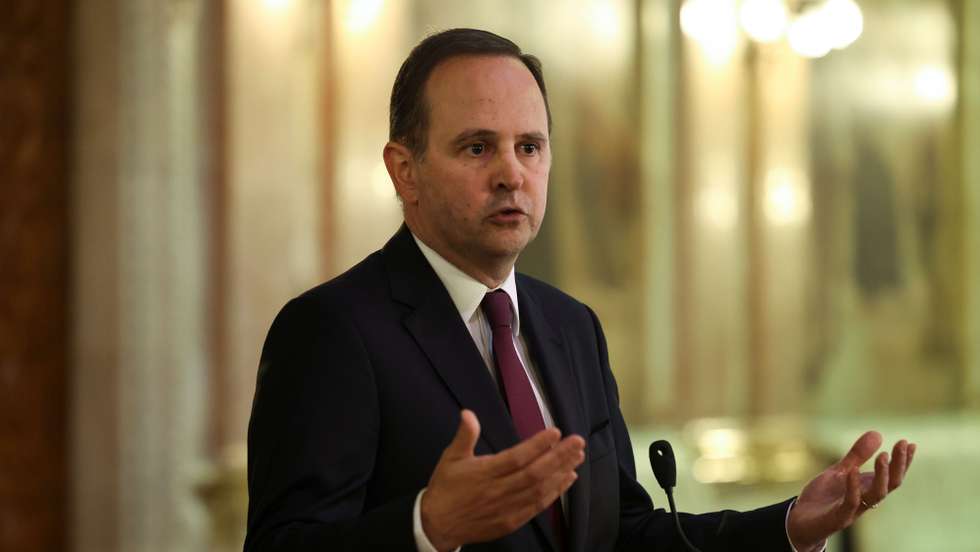 O ex-ministro das Finanças e atual deputado do Partido Socialista (PS), Fernando Medina, reage ao requerimento do Partido Social Democrata (PSD) para uma audição urgente do anterior executivio, por ter alegadamente autorizado, já depois das legislativas, um aumento de despesas de cerca de mil milhões sem cabimentação orçamental, anunciou hoje o líder parlamentar social-democrata, na Asembleia da República, em Lisboa, 02 de maio de 2024. MANUEL DE ALMEIDA/LUSA