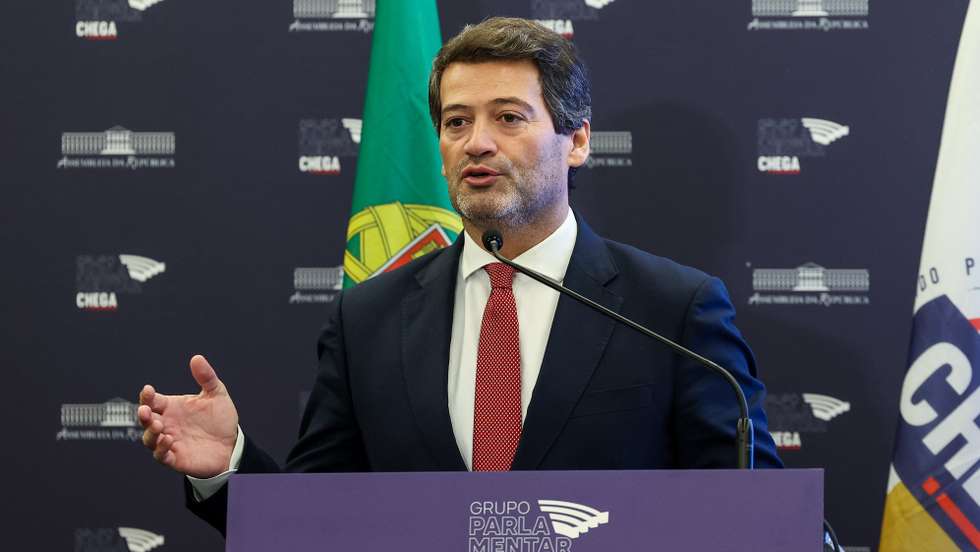 O presidente do Chega, André Ventura durante a intervenção na sessão de encerramento das jornadas parlamentares do partido, em Coimbra, 10 de dezembro de 2024. PAULO NOVAIS/LUSA