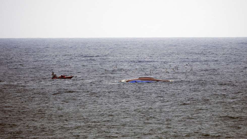 Destroços da embarcação de pesca após ter virado ao largo das praias de São Pedro do Moel e de Vieira, causando a morte a três pessoas e sete estão desaparecidas, na praia do Samouco, Marinha Grande, 03 de julho de 2024. Oito pessoas foram resgatadas e transportadas para o Porto da Figueira da Foz. CARLOS BARROSO/LUSA