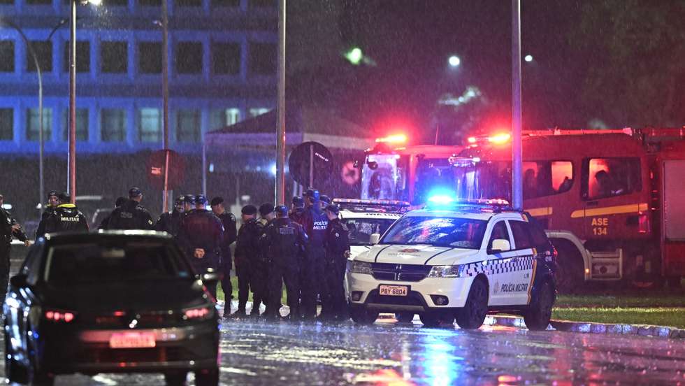 epa11719572 Members of the Military Police of the Federal District, Civil Police, and Judicial Police, guard the site where explosions occured at the Three Powers Plaza in Brasilia, Brazil, 13 November 2024. According to sources from the police, the explosions of two devices in Brasilia, detonated in front of the Supreme Court and near the Chamber of Deputies, were a suicide attack.  EPA/ANDRE BORGES
