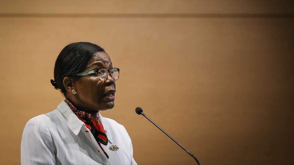 A ministra da Justiça, Francisca Van Dunem, discursa durante a cerimonia de celebração do Dia Internacional Contra a Corrupção nas instalações da Polícia Judiciária de Lisboa, 09 de dezembro de 2021. RODRIGO ANTUNES/LUSA