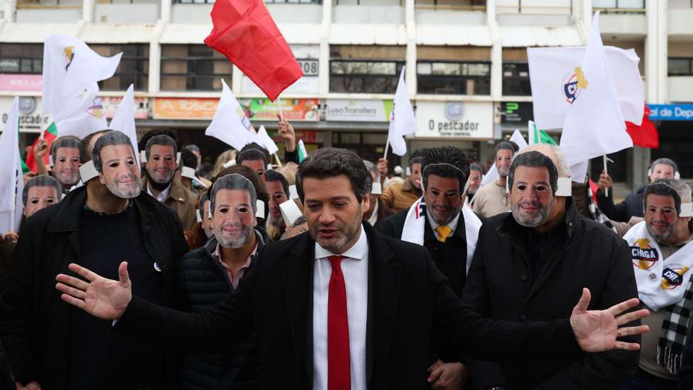 O presidente do Chega, André Ventura, participa numa arruada na Costa da Caparica, em Almada, 13 de fevereiro de 2024. TIAGO PETINGA/LUSA