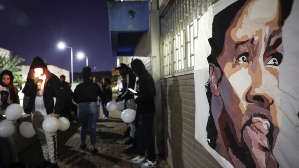 Familiares e amigos de Odair Moniz, cidadão cabo-verdiano baleado por um agente da Polícia de Segurança Pública (PSP) na madrugada de segunda-feira no Bairro da Cova da Moura, prestam a sua homenagem durante uma vigília promovida pelo movimento Vida Justa, uma semana após a sua morte, no Bairro do Zambujal, na Amadora, 28 de outubro de 2024. ANTÓNIO PEDRO SANTOS/LUSA