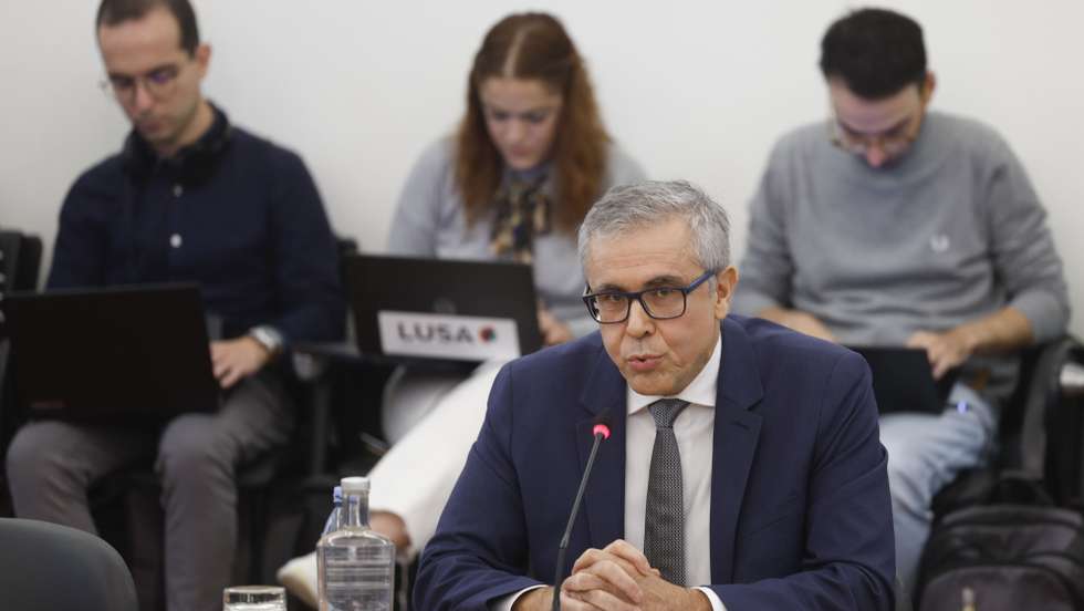 O inspetor-geral das Atividades em Saúde, António Carapeto, intervém durante a sua audição na Comissão Parlamentar de Inquérito - Gémeas Tratadas com o Medicamento Zolgensma, na Assembleia da República, em Lisboa, 29 de outubro de 2024. ANTÓNIO PEDRO SANTOS/LUSA