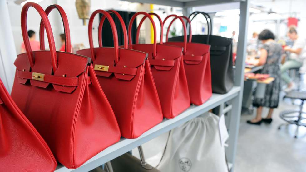 A mala Birkin é um dos produtos mais conhecidos da Hermès. Além de caras, chegam a conta-gotas ao mercado