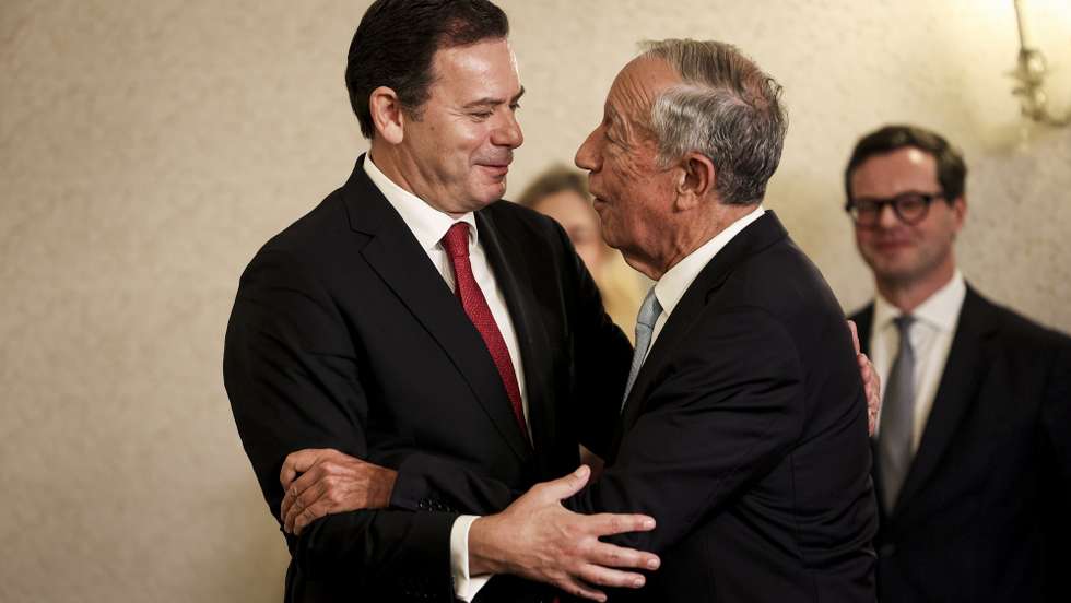 O Presidente da República, Marcelo Rebelo de Sousa (D), recebe os cumprimentos do primeiro-ministro, Luís Montenegro (E), durante a cerimónia de apresentação dos cumprimentos de Natal do Governo ao Presidente da República, no Palácio de Belém em Lisboa, 18 de dezembro de 2024. FILIPE AMORIM/LUSA