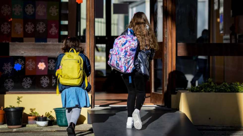 Um caso positivo de Covid-19 detetado numa funcionária da Escola Básica Quinta de São Gens, em Matosinhos, levou ao isolamento profilático de 314 crianças, de turmas do 1.º ao 4.º ano