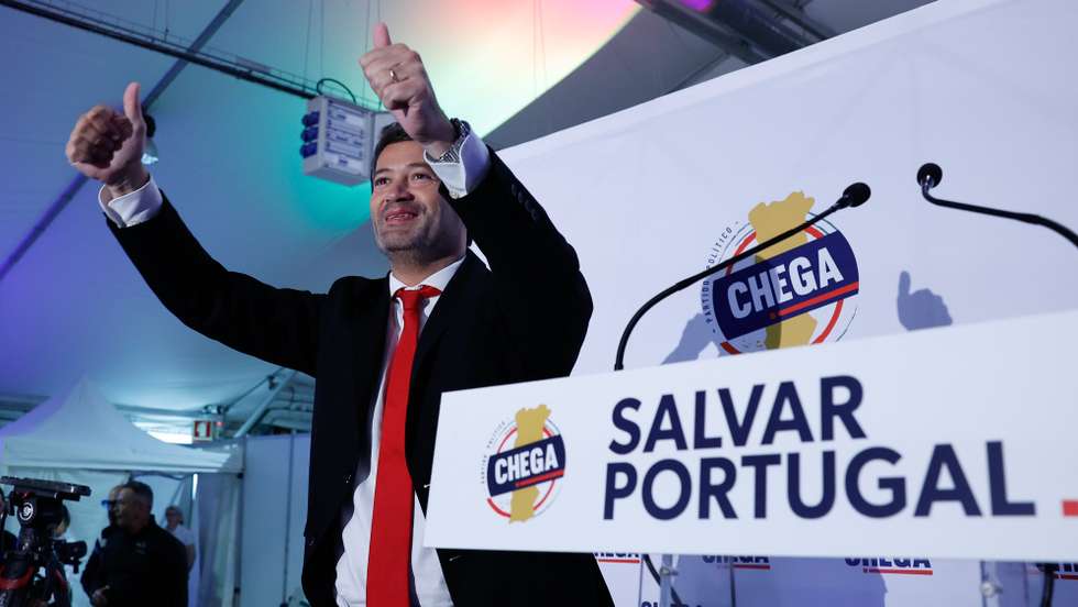 O lider do Chega, André Ventura, durante um comício no âmbito da campanha eleitoral para as eleições legislativas em Tavira, 13 de maio de 2025. LUÍS FORRA/LUSA