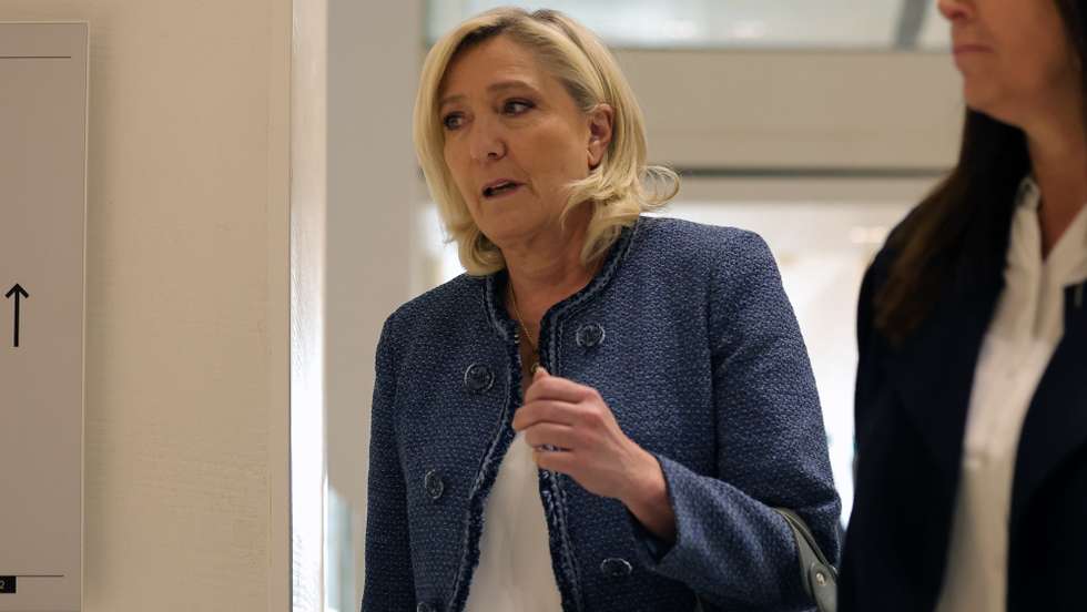 epa12000816 President of the National Rally (Rassemblement national, RN) parliamentary group, Marine Le Pen (L) arrives at the Paris courthouse for the verdict in the case of the RN's parliamentary assistants in Paris, France, 31 March 2025. Le Pen and 24 other National Rally officials are on trial over accusations of misappropriating European Union funds. Prosecutors have requested a five-year prison sentence for Le Pen, a five-year ineligibility ban, and a fine of 300,000 euros. All defendants deny wrongdoing.  EPA/TERESA SUAREZ