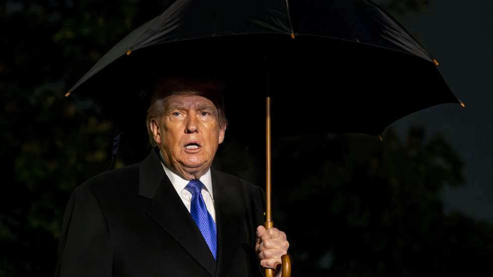 epa12639430 US President Donald Trump speaks to the press before departing the White House in Washington, DC, USA, 09 January 2026. Trump is traveling to Mar-a-Lago in Palm Beach, Florida to spend the weekend.  EPA/BONNIE CASH / POOL