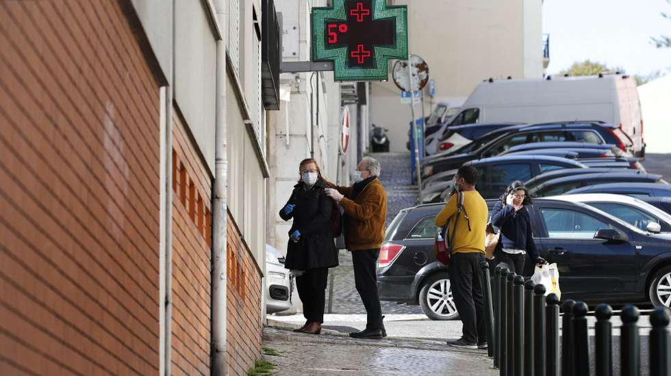 Utentes aguardam pela sua vez à entrada de uma farmácia devido ao Covid-19, em Lisboa, 16 de março de 2020. Segundo a Direção-Geral da Saúde (DGS), em Portugal há 331 casos de pessoas infetadas com a doença Covid-19, registando-se também um morto. ANTÓNIO COTRIM/LUSA