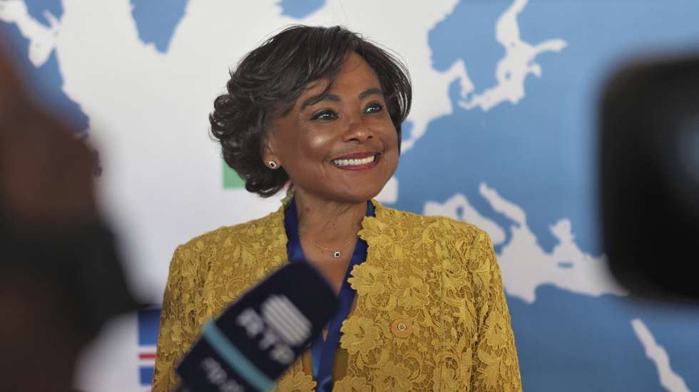 A presidente da Assembleia Nacional de Angola, Carolina Cerqueira, fala aos jornalistas à margem da 14.ª Assembleia Parlamentar da Comunidade dos Países de Língua Portuguesa (CPLP), no Centro de Conferências Joaquim Chissano, em Maputo, Moçambique, 14 de julho de 2025. Mais de 100 delegados, incluindo presidentes dos parlamentos, dos Estados-membros da CPLP participam hoje e terça-feira, em Maputo, na 14.ª Assembleia Parlamentar, órgão que Moçambique passa a liderar. LUÍSA NHANTUMBO/LUSA