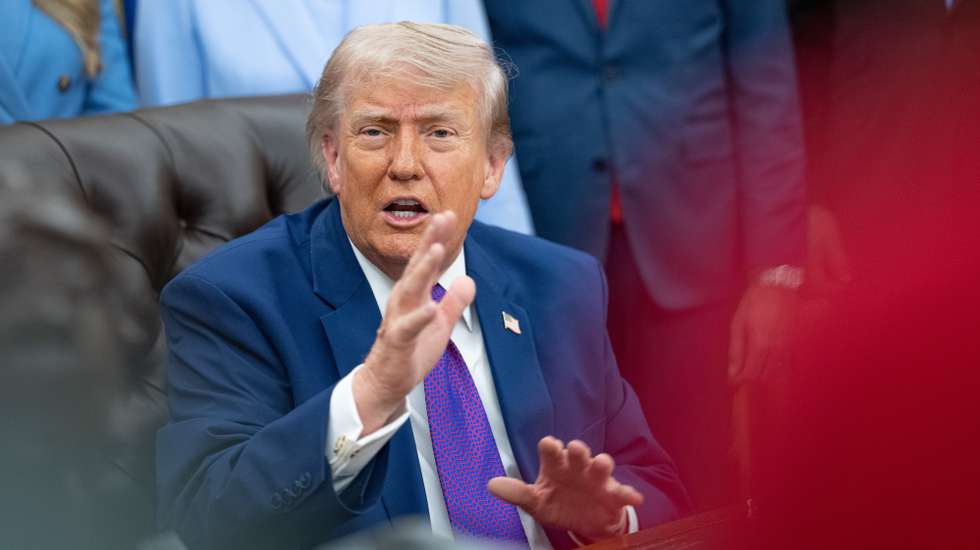 epa12947939 US President Donald Trump attends an event promoting maternal health care in the Oval Office of the White House in Washington, DC, USA, 11 May 2026. President Trump is meeting with healthcare workers as his administration launches Moms.gov to highlight resources for unexpected pregnancies.  EPA/AARON SCHWARTZ / POOL