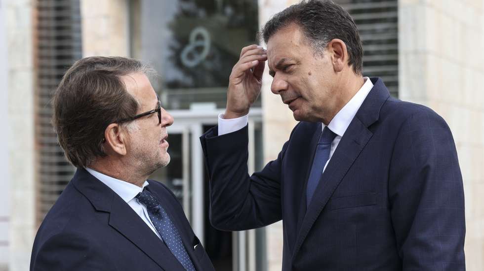 O primeiro-ministro, Luís Montenegro (C), conversa com o ministro da Administração Interna, Luís Neves (E), no final de uma reunião na ANEPC para um ponto de situação sobre os incêndios rurais, em Carnaxide, Lisboa, 18 de agosto de 2026. MIGUEL A. LOPES/LUSA