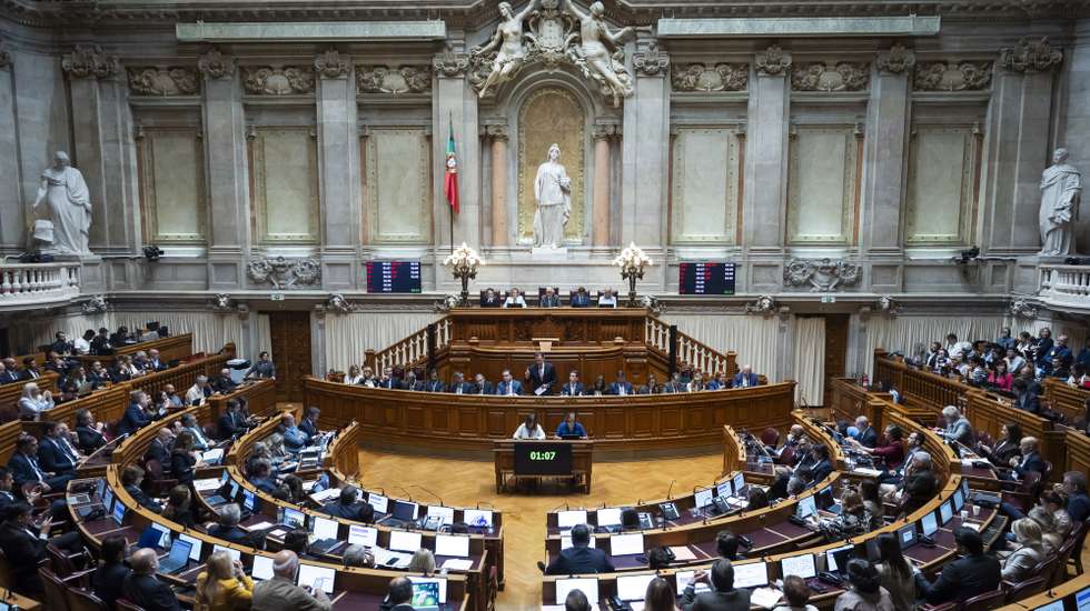 O primeiro-ministro, Luis Montenegro, usa da palavra durante o debate quinzenal, na Assembleia da República, em Lisboa, 09 de outubro de 2026. JOSÉ SENA GOULÃO/LUSA