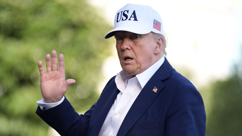 epa12221439 US President Donald Trump waves to reporters on the South Lawn of the White House upon his return from a weekend in Bedminster, New Jersey, in Washington, DC, USA, 06 July 2025.  EPA/Yuri Gripas / POOL