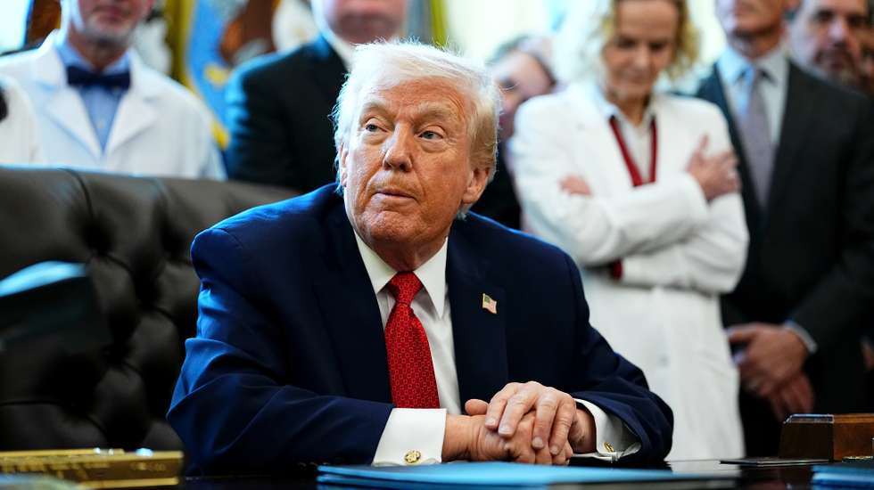 epa12601410 US President Donald J Trump signs an executive order to reschedule marijuana from Schedule I to Schedule III as a controlled substance with recognized medical uses in the Oval Office of the White House Washington, DC, USA, 18 December 2025.  EPA/AARON SCHWARTZ / POOL