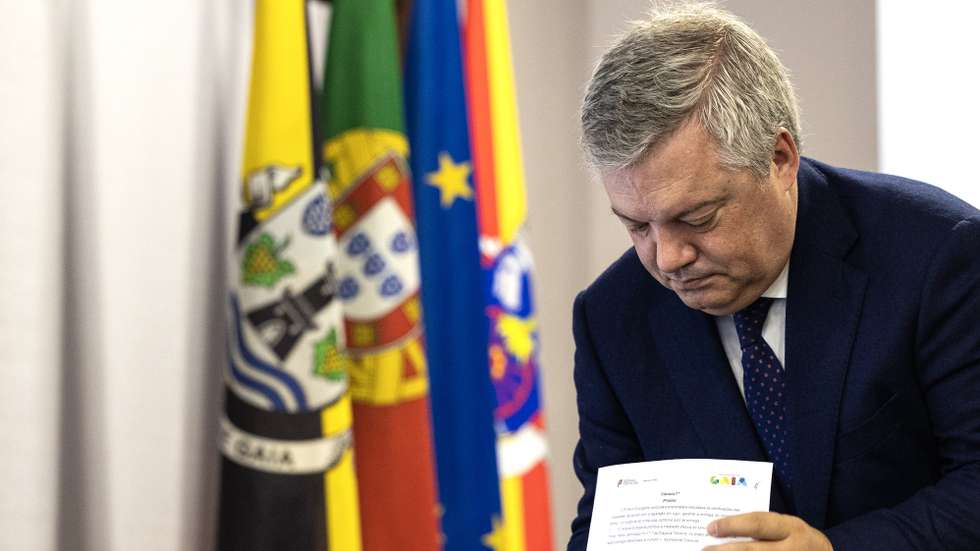 O presidente da câmara municipal de Vila Nova de Gaia, Eduardo Vítor Rodrigues, durante a cerimónia para a assinatura do contrato interadministrativo para requalificação do Posto Territorial da Guarda Nacional Republicana (GNR) de Avintes, em Vila Nova de Gaia, 29 de maio de 2023. O ministro da Administração Interna, José Luís Carneiro, presidiu à cerimónia de assinatura do contrato. JOSÉ COELHO/LUSA